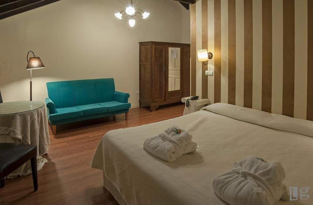Posada Torre Del Milano Комильяс Экстерьер фото